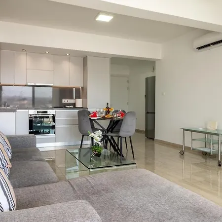 Aura Modern 1br In And Free Parking * Лимасол